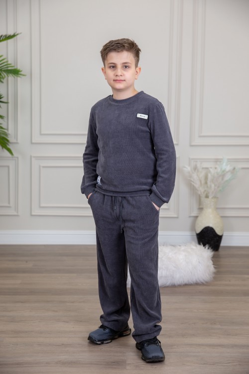 طقم ولادي أنيق قطعتين لون كحلي أكمام طويلة مع كتابة أمامية و بنطلون بجيوب و مطاط من الأسفل