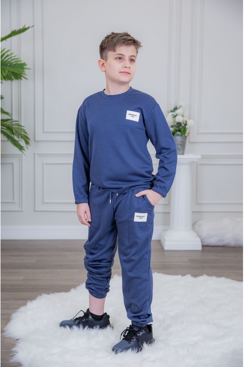 طقم ولادي أنيق قطعتين لون كحلي أكمام طويلة مع كتابة أمامية و بنطلون بجيوب و مطاط من الأسفل