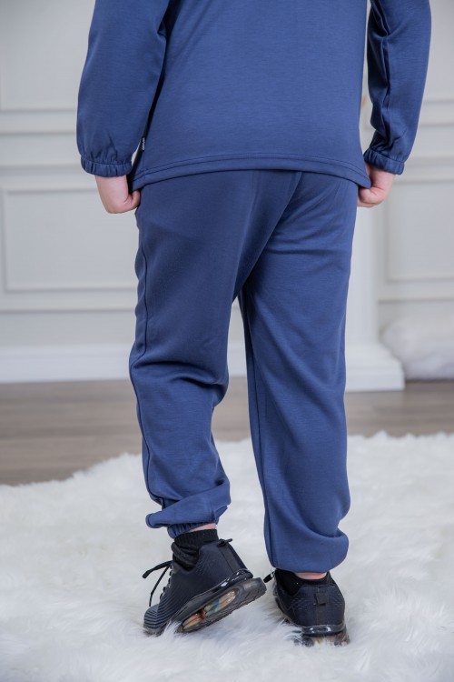 طقم ولادي أنيق قطعتين لون كحلي أكمام طويلة مع كتابة أمامية و بنطلون بجيوب و مطاط من الأسفل