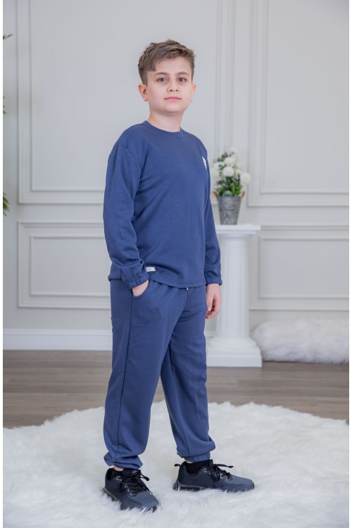 طقم ولادي أنيق قطعتين لون كحلي أكمام طويلة مع كتابة أمامية و بنطلون بجيوب و مطاط من الأسفل