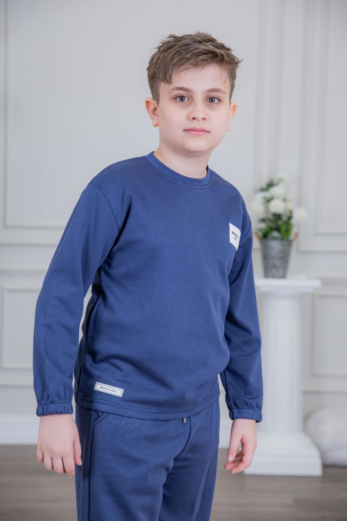 طقم ولادي أنيق قطعتين لون كحلي أكمام طويلة مع كتابة أمامية و بنطلون بجيوب و مطاط من الأسفل