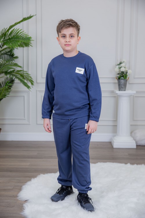 طقم ولادي أنيق قطعتين لون كحلي أكمام طويلة مع كتابة أمامية و بنطلون بجيوب و مطاط من الأسفل