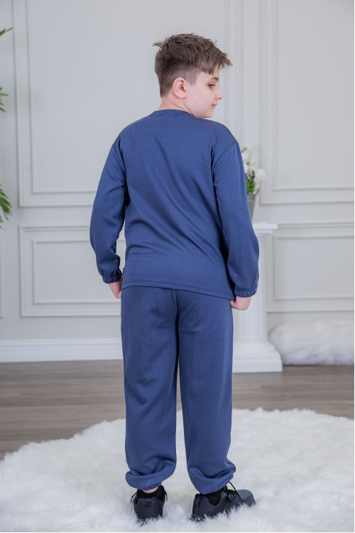 طقم ولادي أنيق قطعتين لون كحلي أكمام طويلة مع كتابة أمامية و بنطلون بجيوب و مطاط من الأسفل