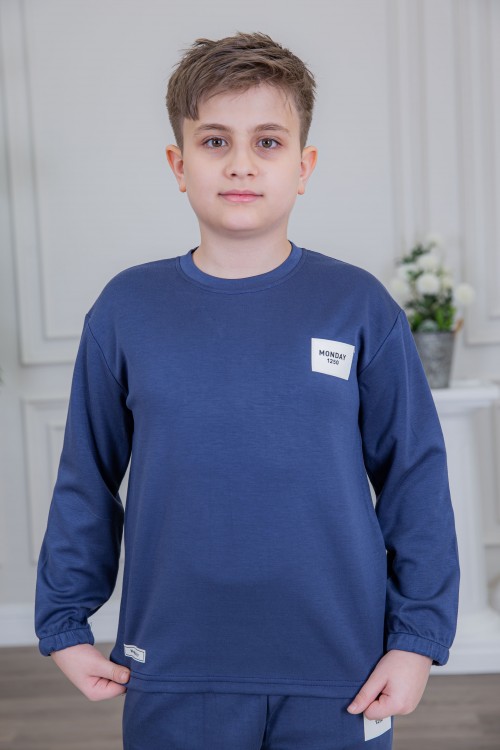 طقم ولادي أنيق قطعتين لون كحلي أكمام طويلة مع كتابة أمامية و بنطلون بجيوب و مطاط من الأسفل