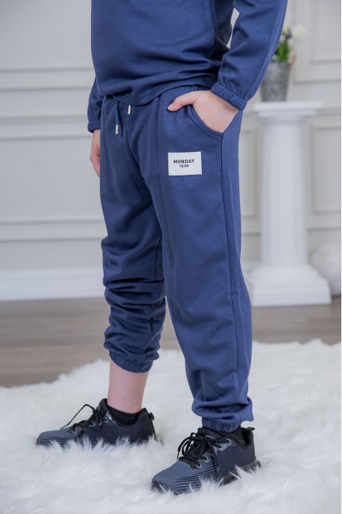 طقم ولادي أنيق قطعتين لون كحلي أكمام طويلة مع كتابة أمامية و بنطلون بجيوب و مطاط من الأسفل