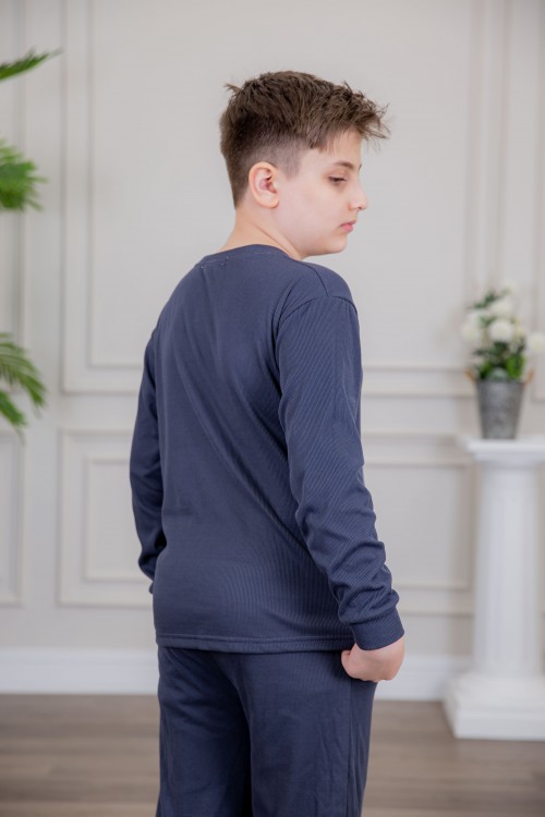 طقم ولادي أنيق قطعتين لون كحلي أكمام طويلة مع رسومات أمامية و بنطلون بجيوب و مطاط من الأسفل