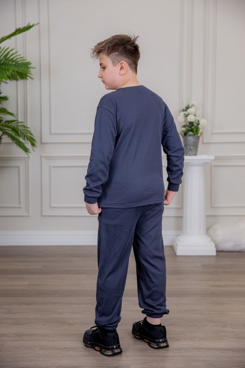 طقم ولادي أنيق قطعتين لون كحلي أكمام طويلة مع رسومات أمامية و بنطلون بجيوب و مطاط من الأسفل