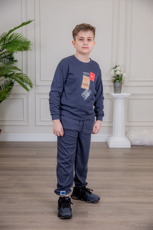 طقم ولادي أنيق قطعتين لون كحلي أكمام طويلة مع رسومات أمامية و بنطلون بجيوب و مطاط من الأسفل