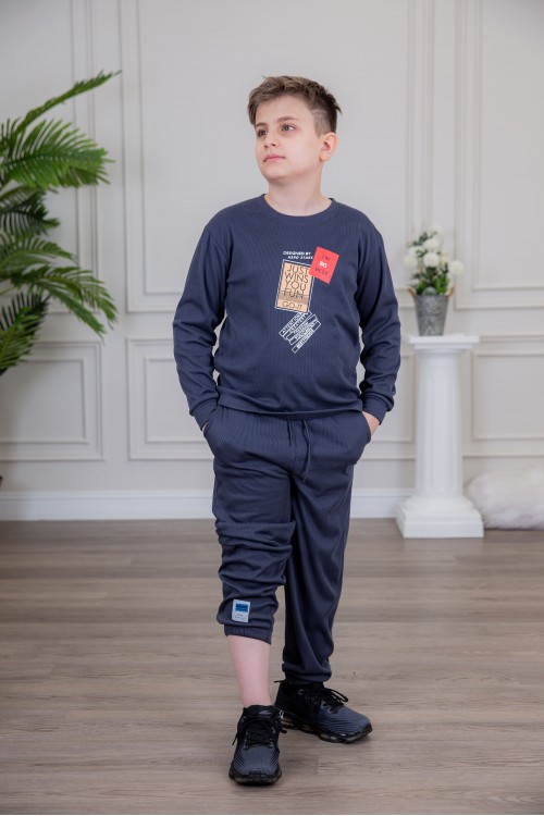 طقم ولادي أنيق قطعتين لون كحلي أكمام طويلة مع رسومات أمامية و بنطلون بجيوب و مطاط من الأسفل