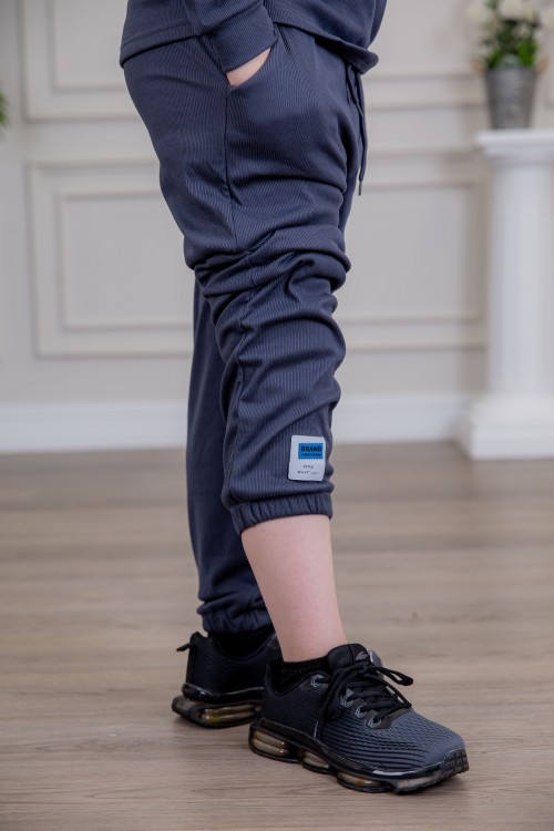 طقم ولادي أنيق قطعتين لون كحلي أكمام طويلة مع رسومات أمامية و بنطلون بجيوب و مطاط من الأسفل