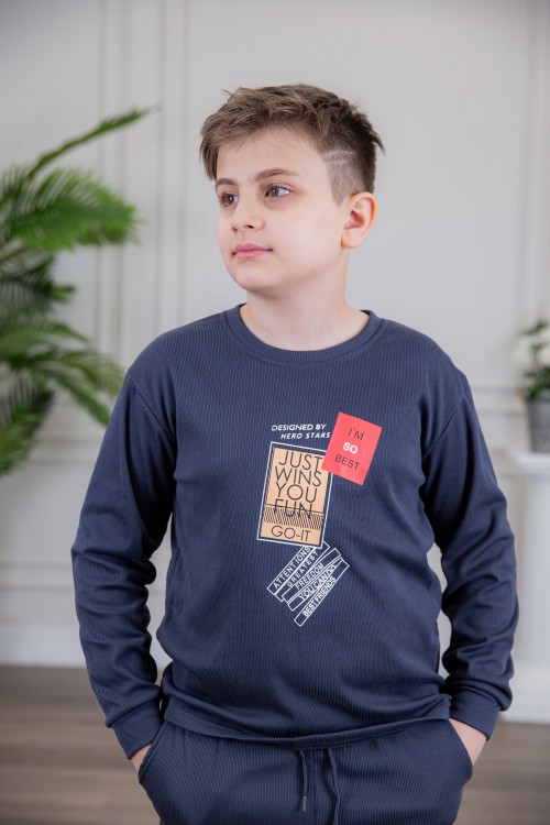 طقم ولادي أنيق قطعتين لون كحلي أكمام طويلة مع رسومات أمامية و بنطلون بجيوب و مطاط من الأسفل