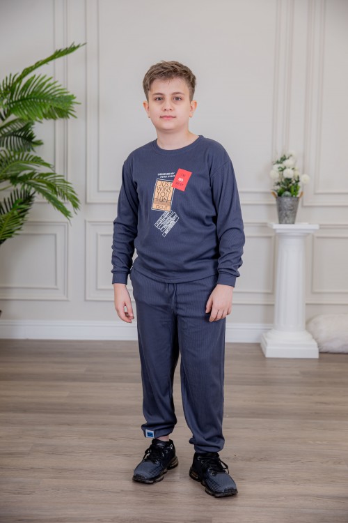 طقم ولادي أنيق قطعتين لون كحلي أكمام طويلة مع رسومات أمامية و بنطلون بجيوب و مطاط من الأسفل