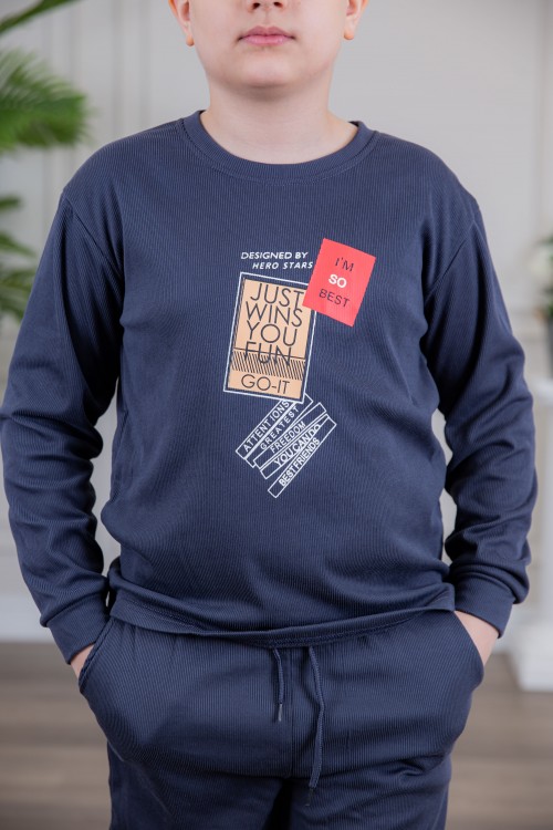 طقم ولادي أنيق قطعتين لون كحلي أكمام طويلة مع رسومات أمامية و بنطلون بجيوب و مطاط من الأسفل