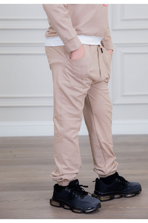 طقم ولادي أنيق قطعتين لون بيج أكمام طويلة مع كتابة أمامية و بنطلون بجيوب و مطاط من الأسفل