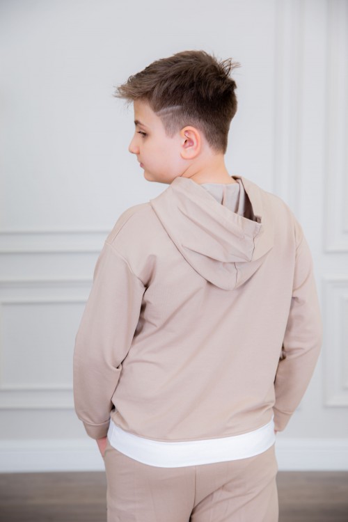 طقم ولادي أنيق قطعتين لون بيج أكمام طويلة مع كتابة أمامية و بنطلون بجيوب و مطاط من الأسفل