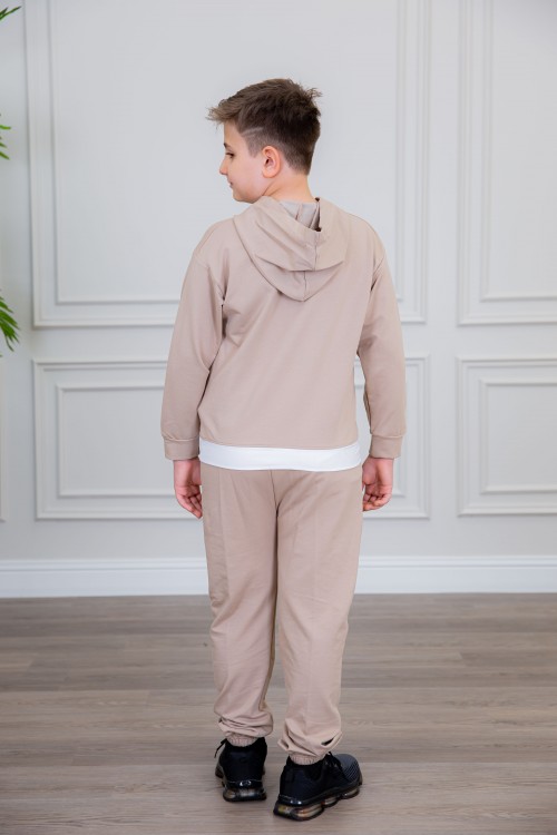 طقم ولادي أنيق قطعتين لون بيج أكمام طويلة مع كتابة أمامية و بنطلون بجيوب و مطاط من الأسفل