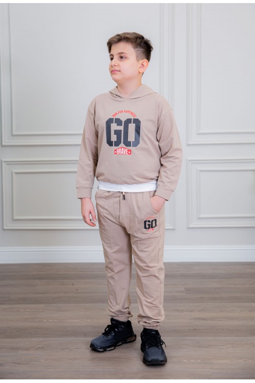 طقم ولادي أنيق قطعتين لون بيج أكمام طويلة مع كتابة أمامية و بنطلون بجيوب و مطاط من الأسفل