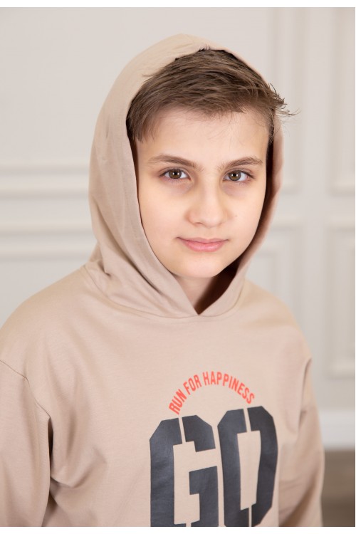 طقم ولادي أنيق قطعتين لون بيج أكمام طويلة مع كتابة أمامية و بنطلون بجيوب و مطاط من الأسفل