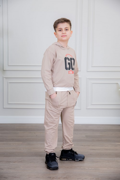 طقم ولادي أنيق قطعتين لون بيج أكمام طويلة مع كتابة أمامية و بنطلون بجيوب و مطاط من الأسفل