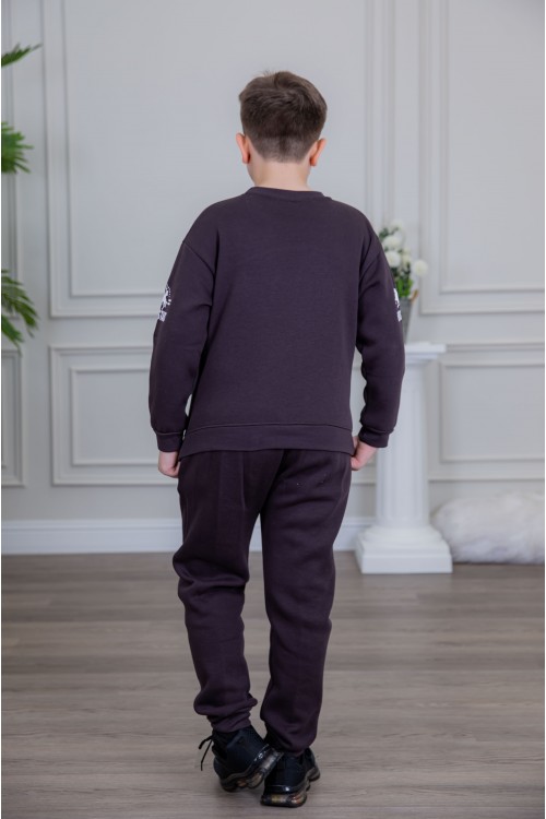 طقم ولادي أنيق قطعتين لون بني أكمام طويلة مع كتابة أمامية و بنطلون بجيوب و مطاط من الأسفل