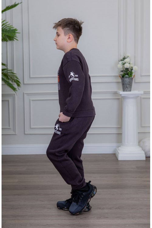 طقم ولادي أنيق قطعتين لون بني أكمام طويلة مع كتابة أمامية و بنطلون بجيوب و مطاط من الأسفل