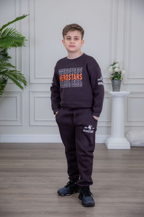 طقم ولادي أنيق قطعتين لون بني أكمام طويلة مع كتابة أمامية و بنطلون بجيوب و مطاط من الأسفل