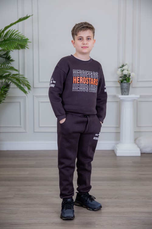 طقم ولادي أنيق قطعتين لون بني أكمام طويلة مع كتابة أمامية و بنطلون بجيوب و مطاط من الأسفل