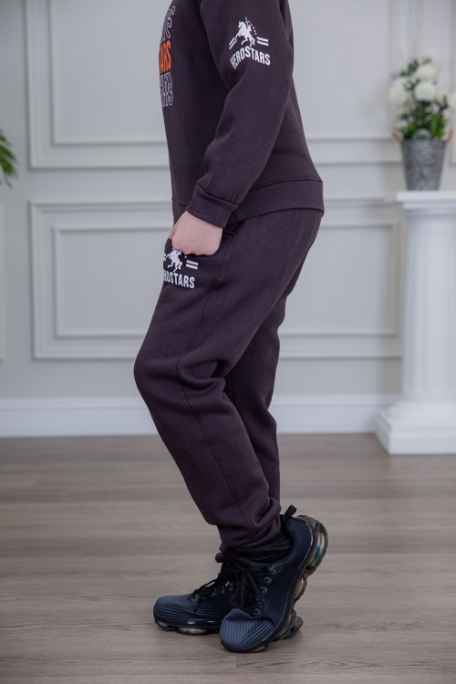 طقم ولادي أنيق قطعتين لون بني أكمام طويلة مع كتابة أمامية و بنطلون بجيوب و مطاط من الأسفل