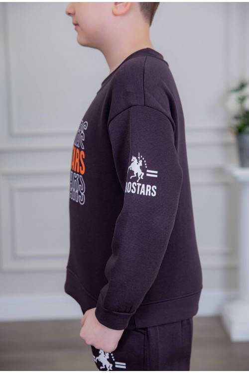 طقم ولادي أنيق قطعتين لون بني أكمام طويلة مع كتابة أمامية و بنطلون بجيوب و مطاط من الأسفل