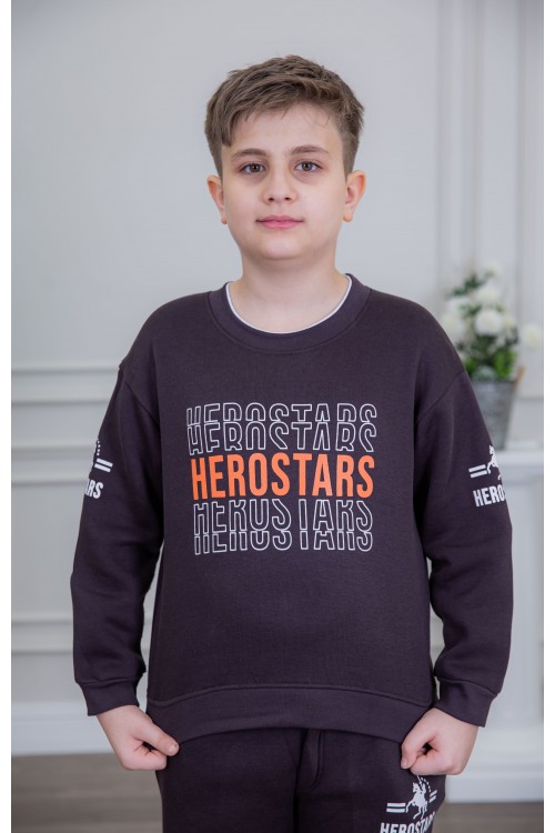 طقم ولادي أنيق قطعتين لون بني أكمام طويلة مع كتابة أمامية و بنطلون بجيوب و مطاط من الأسفل