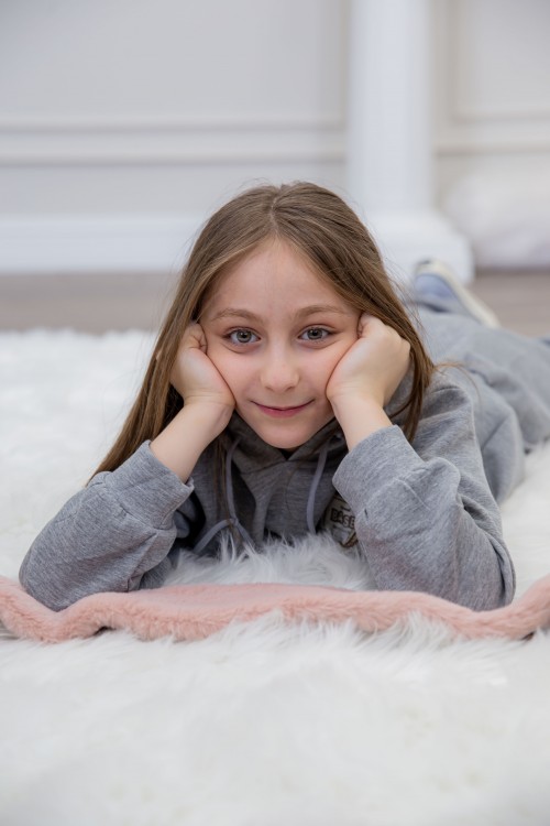 طقم بناتي أنيق قطعتين لون رمادي مع قبعة هودي و أكمام طويلة مع كتابة أمامية و بنطلون بجيوب و مطاط من الأسفل