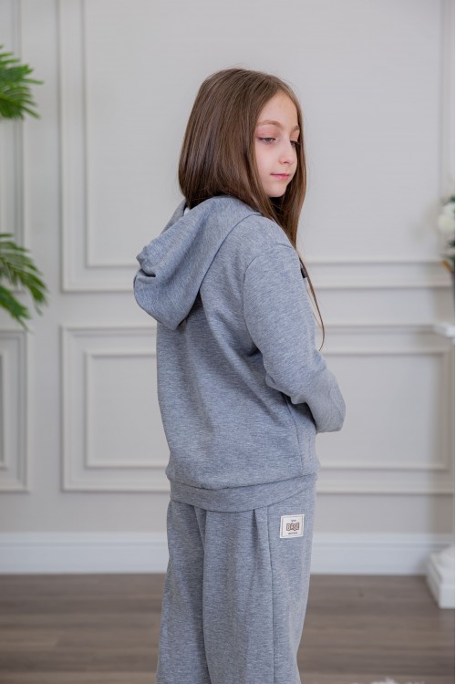 طقم بناتي أنيق قطعتين لون رمادي مع قبعة هودي و أكمام طويلة مع كتابة أمامية و بنطلون بجيوب و مطاط من الأسفل