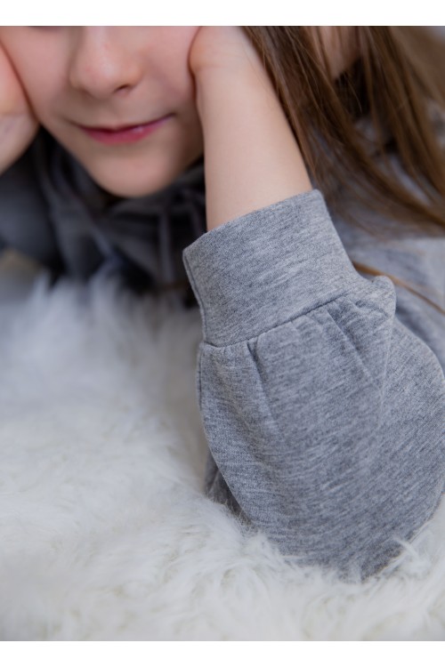 طقم بناتي أنيق قطعتين لون رمادي مع قبعة هودي و أكمام طويلة مع كتابة أمامية و بنطلون بجيوب و مطاط من الأسفل