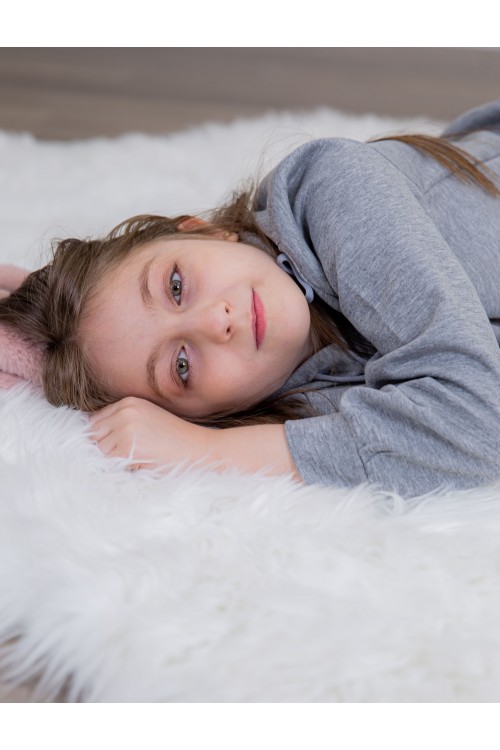 طقم بناتي أنيق قطعتين لون رمادي مع قبعة هودي و أكمام طويلة مع كتابة أمامية و بنطلون بجيوب و مطاط من الأسفل