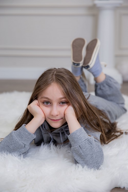 طقم بناتي أنيق قطعتين لون رمادي مع قبعة هودي و أكمام طويلة مع كتابة أمامية و بنطلون بجيوب و مطاط من الأسفل