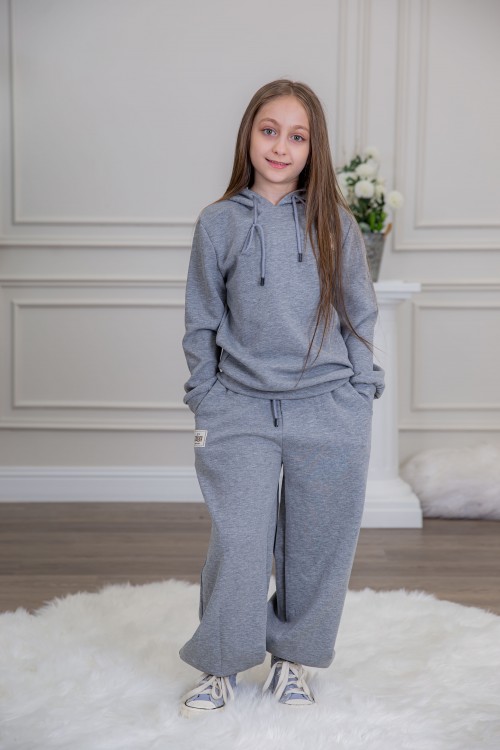 طقم بناتي أنيق قطعتين لون رمادي مع قبعة هودي و أكمام طويلة مع كتابة أمامية و بنطلون بجيوب و مطاط من الأسفل