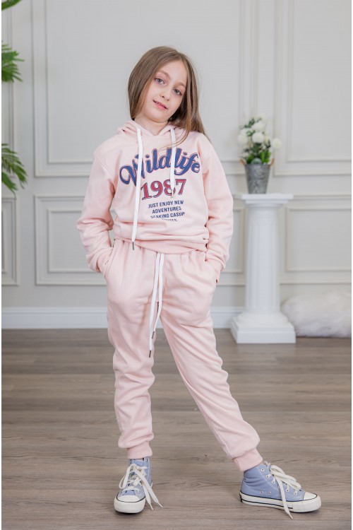 طقم بناتي أنيق قطعتين لون وردي مع قبعة هودي و أكمام طويلة مع كتابة أمامية و بنطلون بجيوب و مطاط من الأسفل