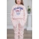 طقم بناتي أنيق قطعتين لون وردي مع قبعة هودي و أكمام طويلة مع كتابة أمامية و بنطلون بجيوب و مطاط من الأسفل