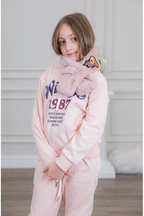 طقم بناتي أنيق قطعتين لون وردي مع قبعة هودي و أكمام طويلة مع كتابة أمامية و بنطلون بجيوب و مطاط من الأسفل