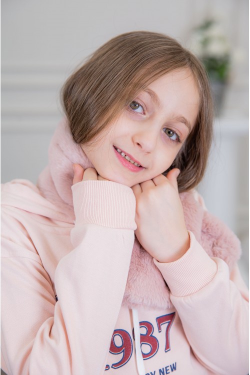 طقم بناتي أنيق قطعتين لون وردي مع قبعة هودي و أكمام طويلة مع كتابة أمامية و بنطلون بجيوب و مطاط من الأسفل