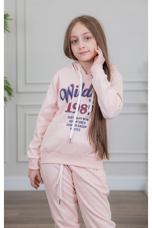 طقم بناتي أنيق قطعتين لون وردي مع قبعة هودي و أكمام طويلة مع كتابة أمامية و بنطلون بجيوب و مطاط من الأسفل