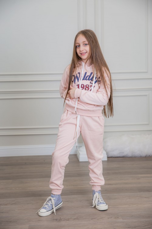 طقم بناتي أنيق قطعتين لون وردي مع قبعة هودي و أكمام طويلة مع كتابة أمامية و بنطلون بجيوب و مطاط من الأسفل