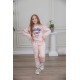 طقم بناتي أنيق قطعتين لون وردي مع قبعة هودي و أكمام طويلة مع كتابة أمامية و بنطلون بجيوب و مطاط من الأسفل