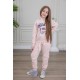 طقم بناتي أنيق قطعتين لون وردي مع قبعة هودي و أكمام طويلة مع كتابة أمامية و بنطلون بجيوب و مطاط من الأسفل