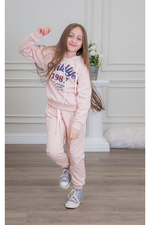طقم بناتي أنيق قطعتين لون وردي مع قبعة هودي و أكمام طويلة مع كتابة أمامية و بنطلون بجيوب و مطاط من الأسفل