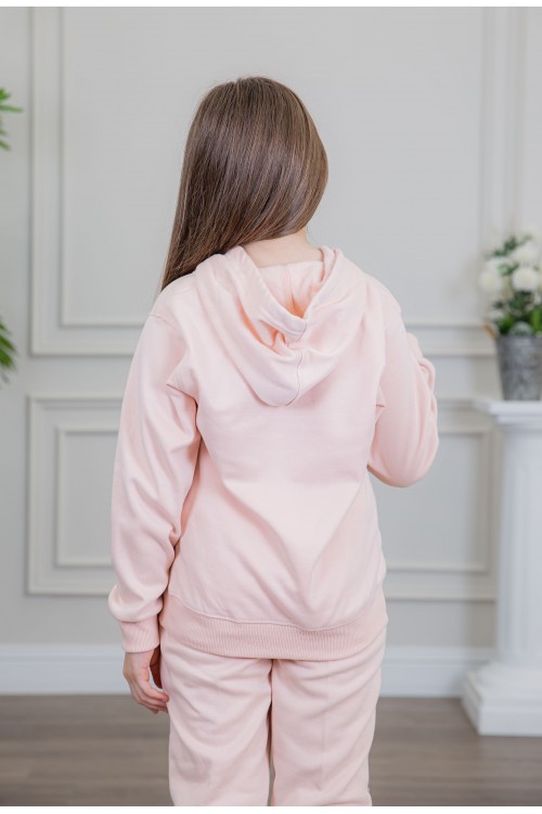 طقم بناتي أنيق قطعتين لون وردي مع قبعة هودي و أكمام طويلة مع كتابة أمامية و بنطلون بجيوب و مطاط من الأسفل