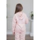 طقم بناتي أنيق قطعتين لون وردي مع قبعة هودي و أكمام طويلة مع كتابة أمامية و بنطلون بجيوب و مطاط من الأسفل