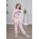 طقم بناتي أنيق قطعتين لون وردي مع قبعة هودي و أكمام طويلة مع كتابة أمامية و بنطلون بجيوب و مطاط من الأسفل