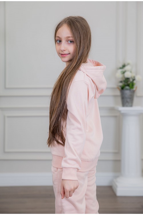 طقم بناتي أنيق قطعتين لون وردي مع قبعة هودي و أكمام طويلة مع كتابة أمامية و بنطلون بجيوب و مطاط من الأسفل
