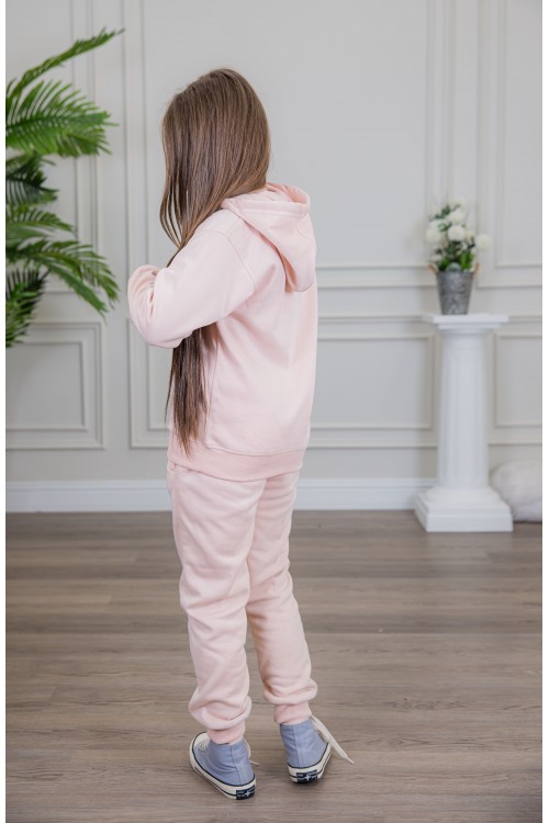 طقم بناتي أنيق قطعتين لون وردي مع قبعة هودي و أكمام طويلة مع كتابة أمامية و بنطلون بجيوب و مطاط من الأسفل